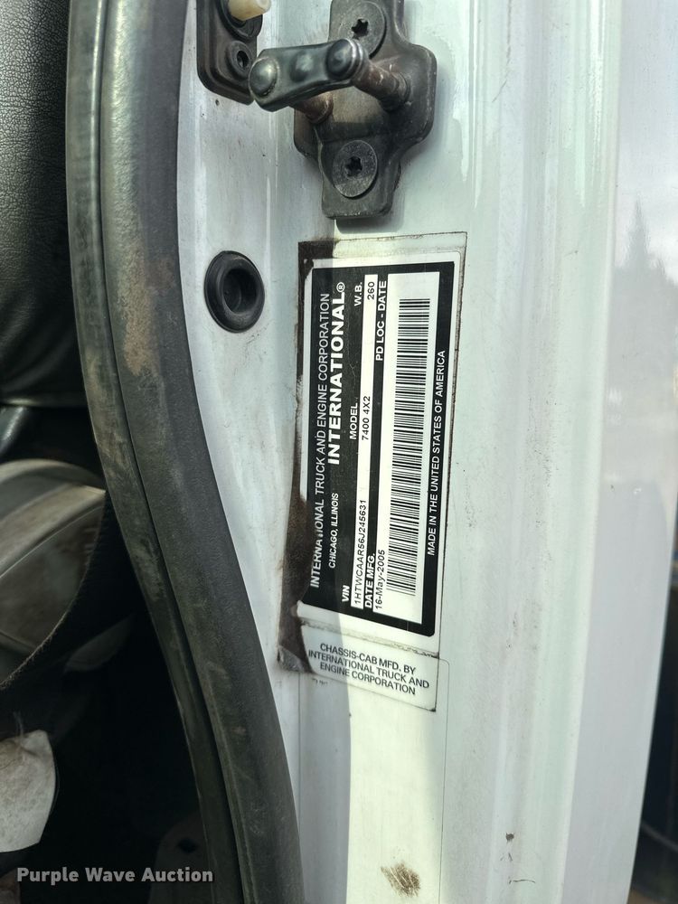 image for item MQ9520 2006 International 7400  refuse truck