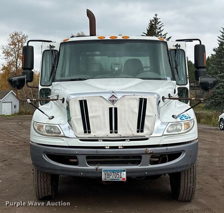 image for item MQ9521 2007 International 7400  refuse truck