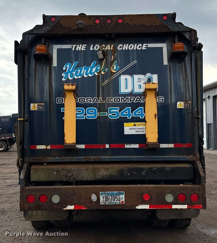 image for item MQ9521 2007 International 7400  refuse truck