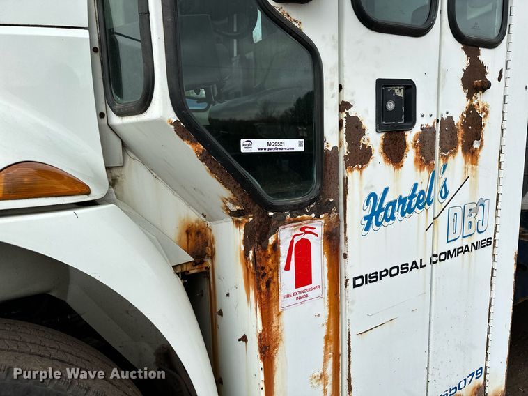 image for item MQ9521 2007 International 7400  refuse truck