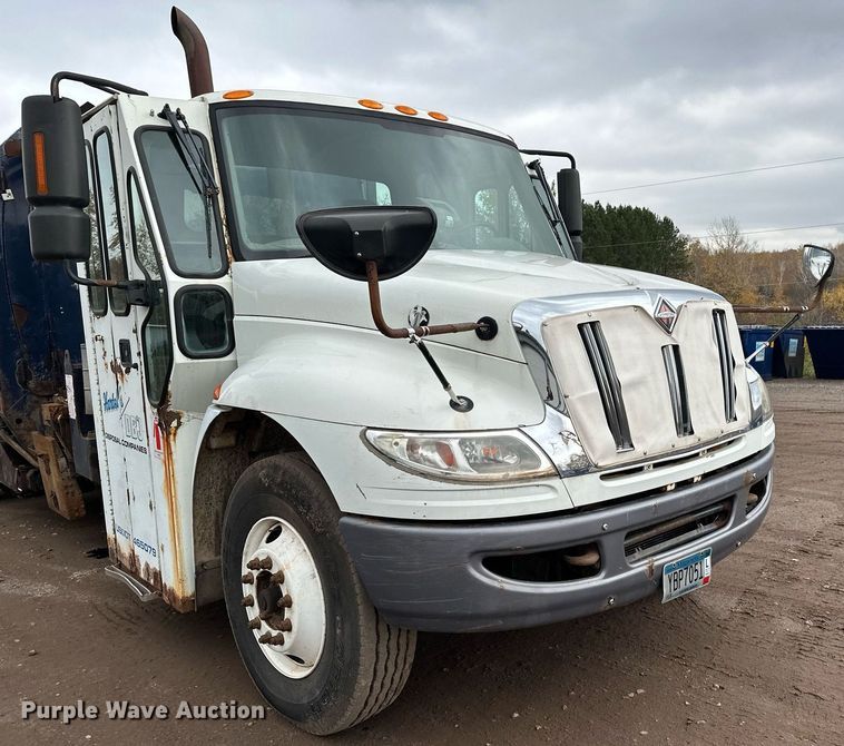 image for item MQ9521 2007 International 7400  refuse truck