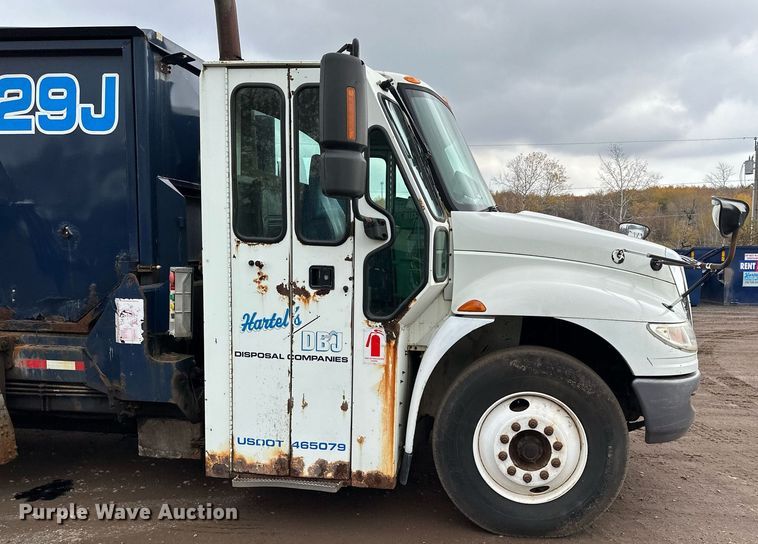 image for item MQ9521 2007 International 7400  refuse truck