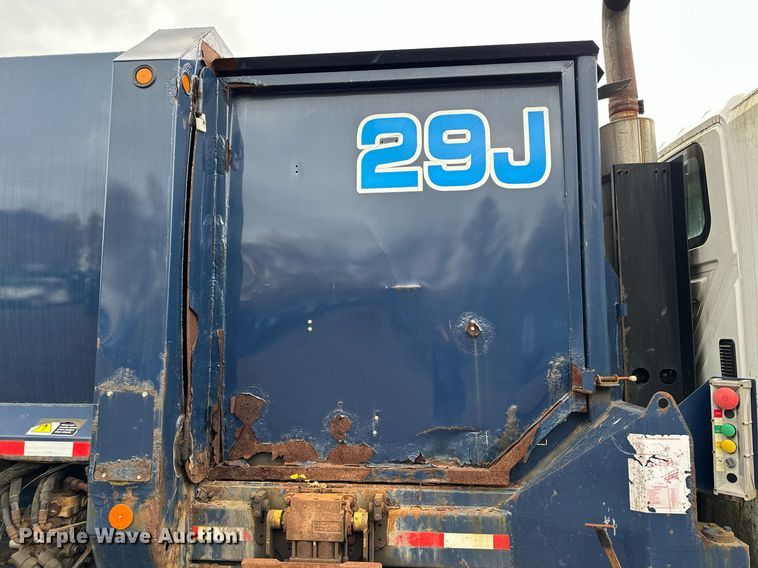 image for item MQ9521 2007 International 7400  refuse truck