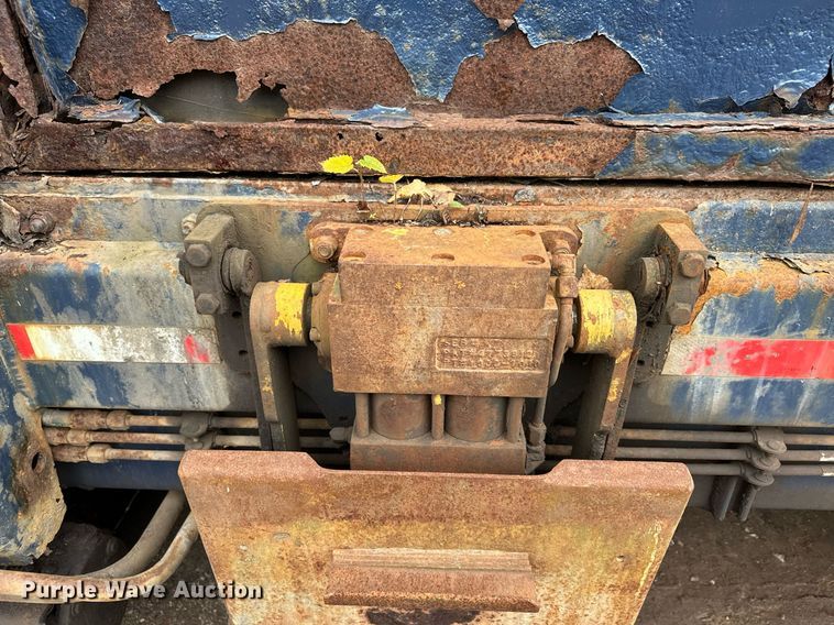 image for item MQ9521 2007 International 7400  refuse truck