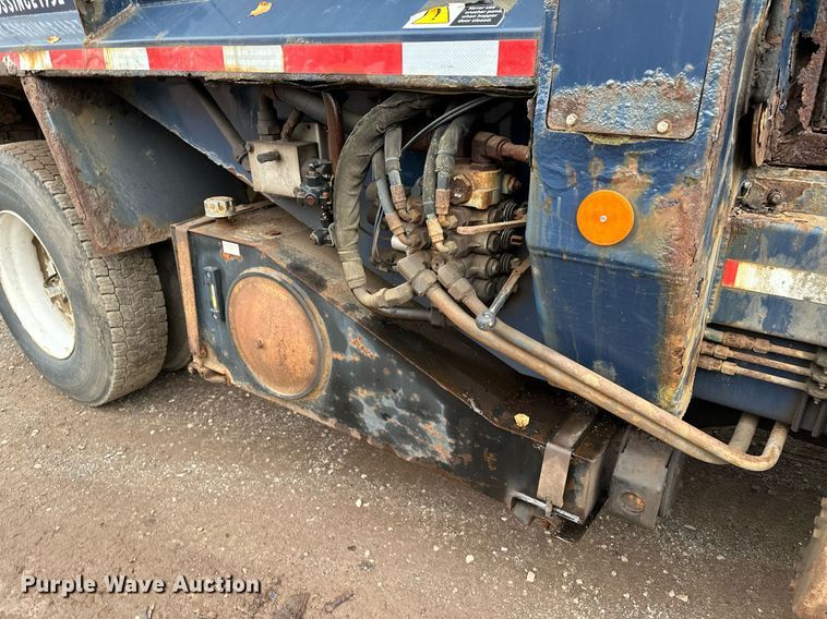 image for item MQ9521 2007 International 7400  refuse truck