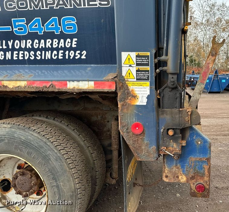 image for item MQ9521 2007 International 7400  refuse truck