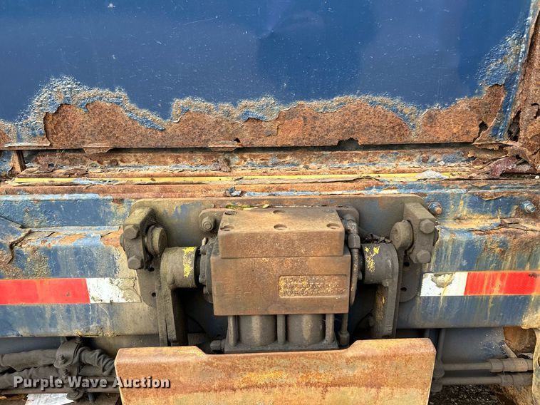 image for item MQ9521 2007 International 7400  refuse truck