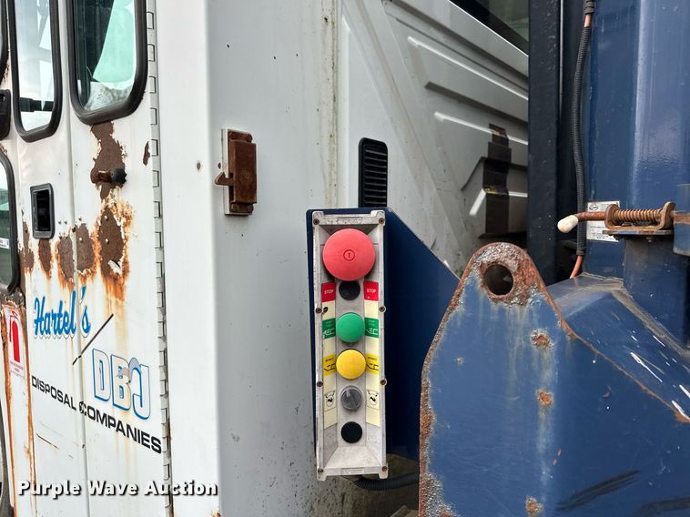 image for item MQ9521 2007 International 7400  refuse truck