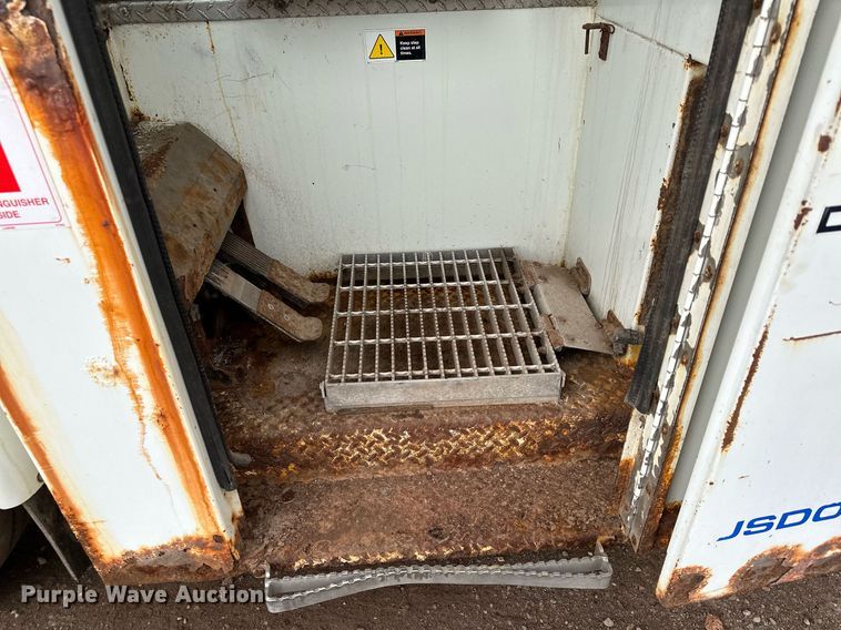 image for item MQ9521 2007 International 7400  refuse truck