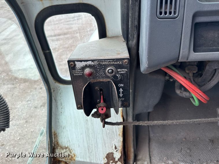 image for item MQ9521 2007 International 7400  refuse truck