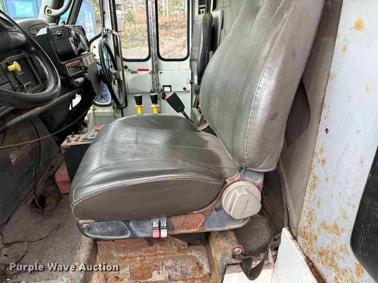 image for item MQ9521 2007 International 7400  refuse truck