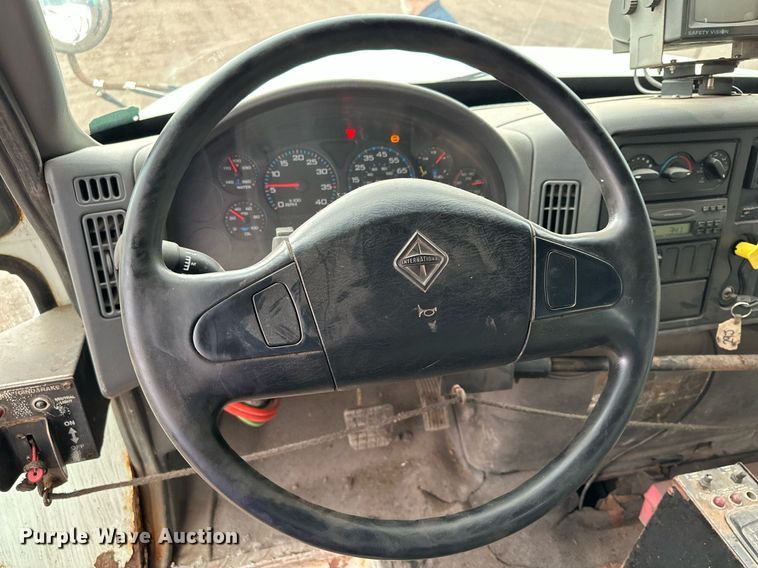 image for item MQ9521 2007 International 7400  refuse truck