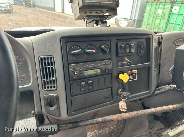 image for item MQ9521 2007 International 7400  refuse truck