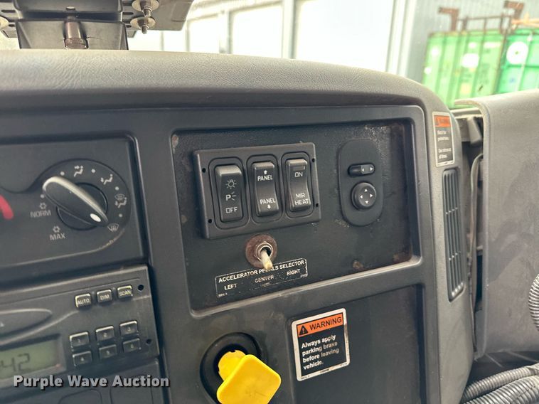 image for item MQ9521 2007 International 7400  refuse truck