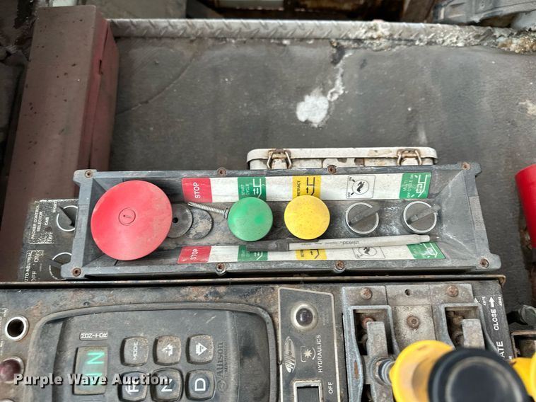 image for item MQ9521 2007 International 7400  refuse truck