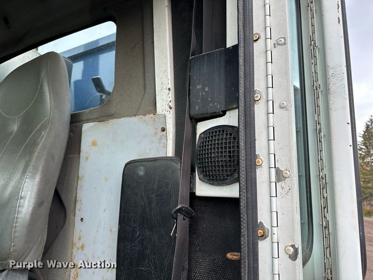 image for item MQ9521 2007 International 7400  refuse truck