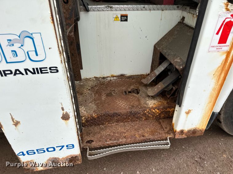 image for item MQ9521 2007 International 7400  refuse truck