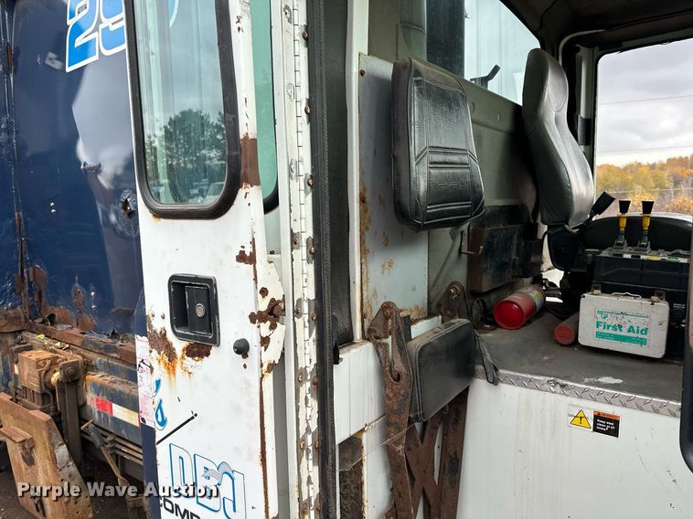 image for item MQ9521 2007 International 7400  refuse truck