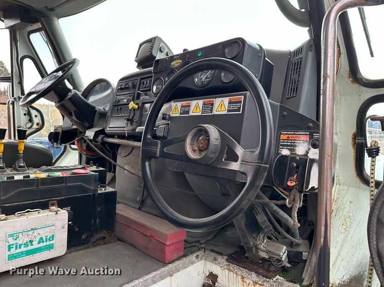 image for item MQ9521 2007 International 7400  refuse truck