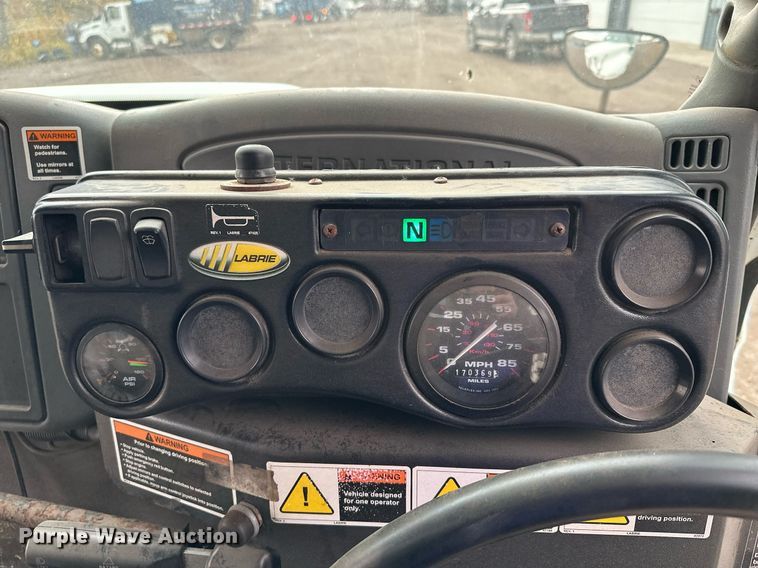 image for item MQ9521 2007 International 7400  refuse truck