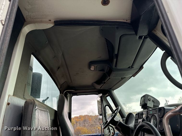 image for item MQ9521 2007 International 7400  refuse truck