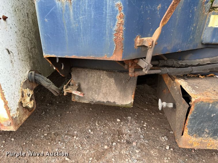 image for item MQ9521 2007 International 7400  refuse truck