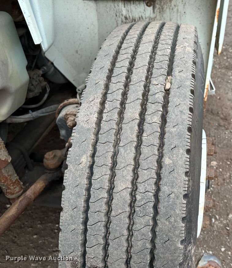 image for item MQ9521 2007 International 7400  refuse truck