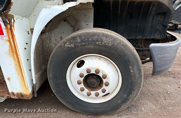 image for item MQ9521 2007 International 7400  refuse truck