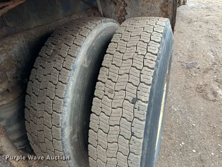 image for item MQ9521 2007 International 7400  refuse truck