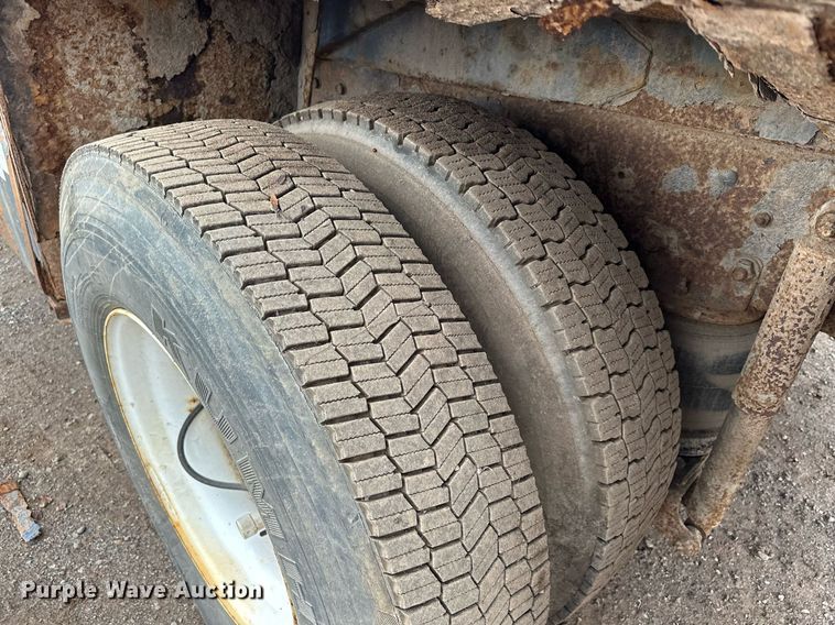 image for item MQ9521 2007 International 7400  refuse truck