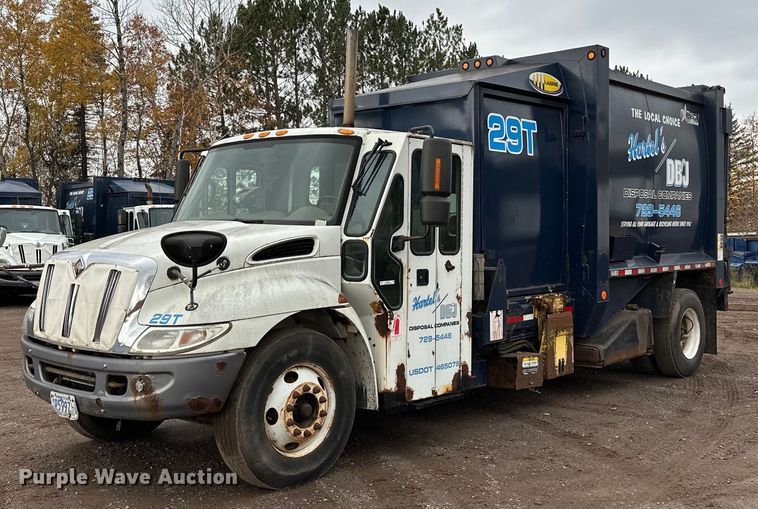 image for item MQ9522 2004 International 4400  refuse truck