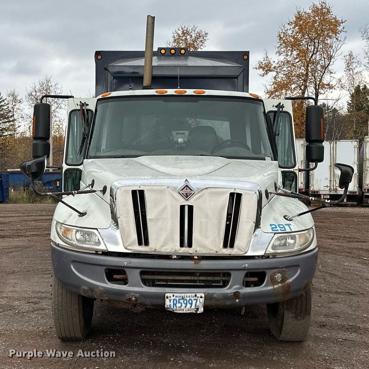 image for item MQ9522 2004 International 4400  refuse truck