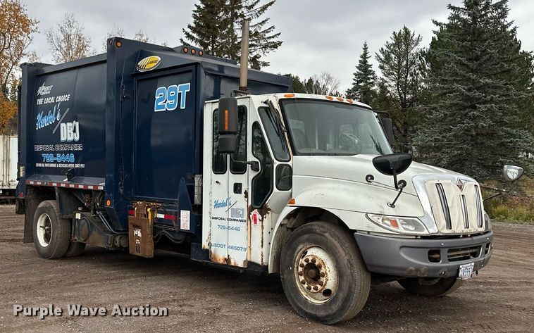 image for item MQ9522 2004 International 4400  refuse truck