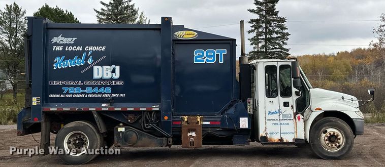 image for item MQ9522 2004 International 4400  refuse truck