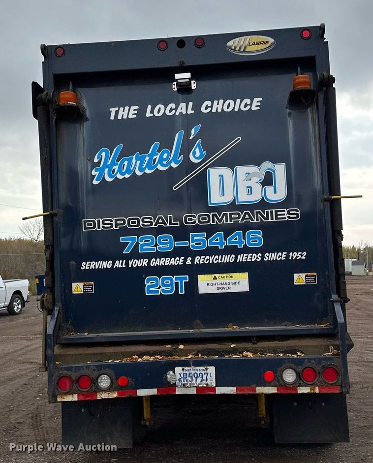 image for item MQ9522 2004 International 4400  refuse truck