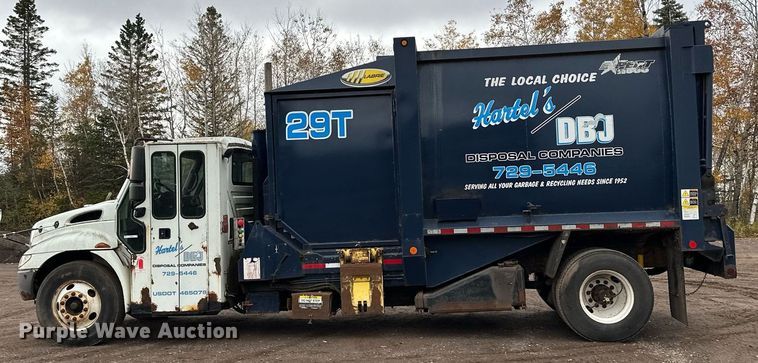 image for item MQ9522 2004 International 4400  refuse truck