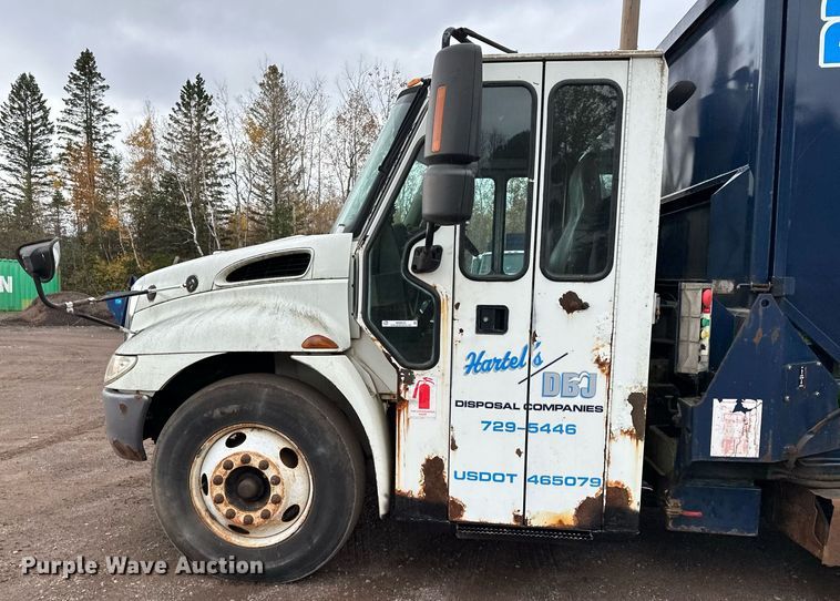 image for item MQ9522 2004 International 4400  refuse truck
