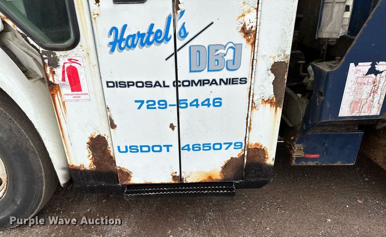 image for item MQ9522 2004 International 4400  refuse truck