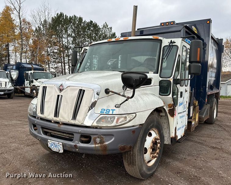 image for item MQ9522 2004 International 4400  refuse truck