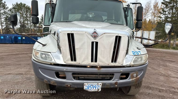 image for item MQ9522 2004 International 4400  refuse truck