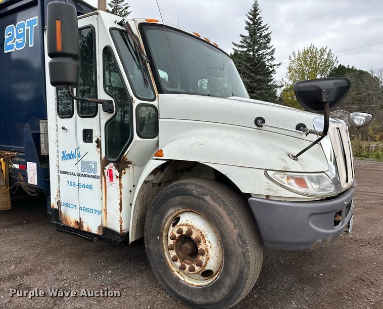image for item MQ9522 2004 International 4400  refuse truck
