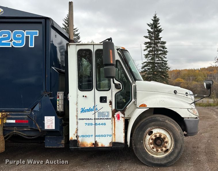 image for item MQ9522 2004 International 4400  refuse truck