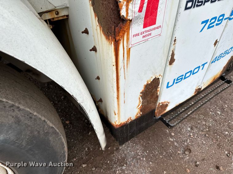 image for item MQ9522 2004 International 4400  refuse truck