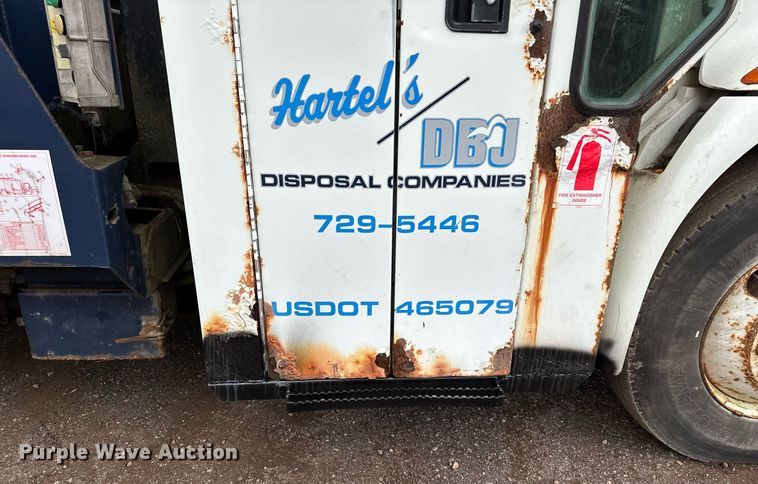 image for item MQ9522 2004 International 4400  refuse truck