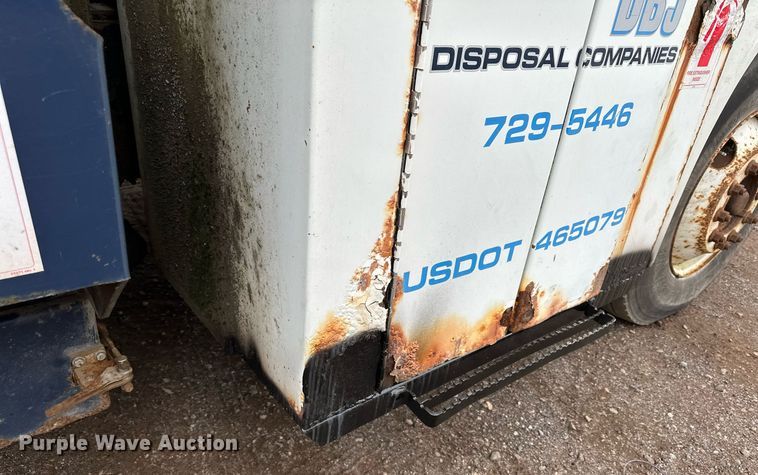 image for item MQ9522 2004 International 4400  refuse truck