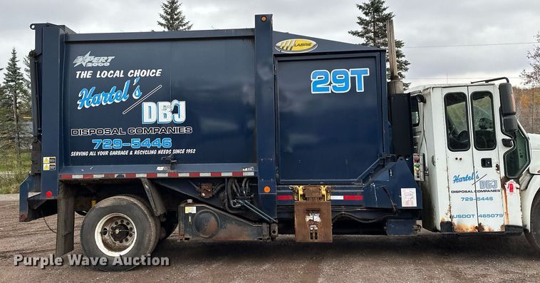 image for item MQ9522 2004 International 4400  refuse truck