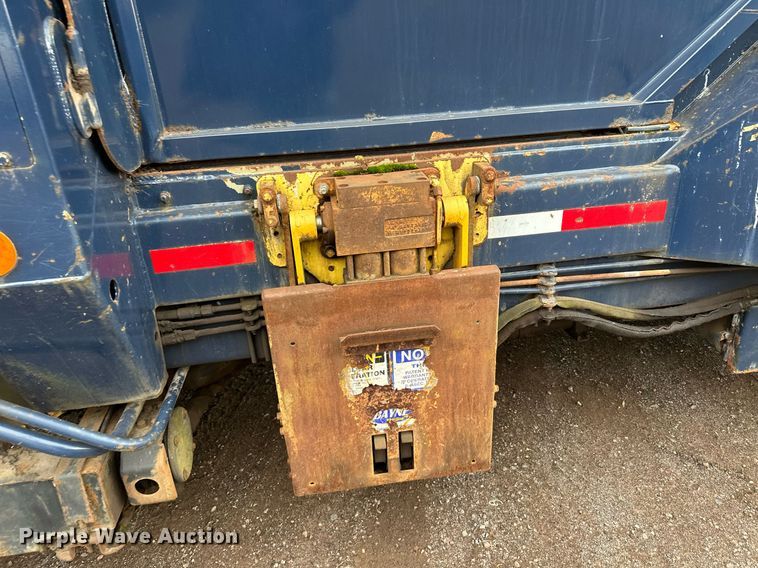 image for item MQ9522 2004 International 4400  refuse truck