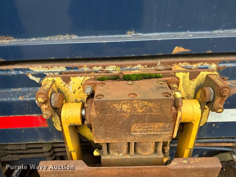 image for item MQ9522 2004 International 4400  refuse truck