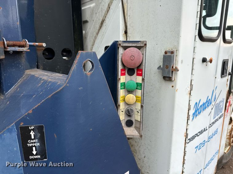 image for item MQ9522 2004 International 4400  refuse truck