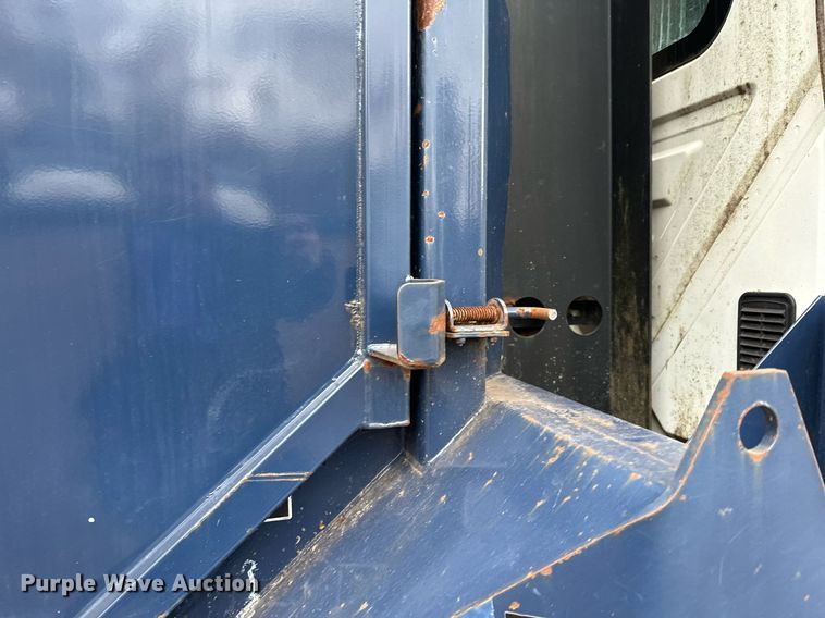 image for item MQ9522 2004 International 4400  refuse truck